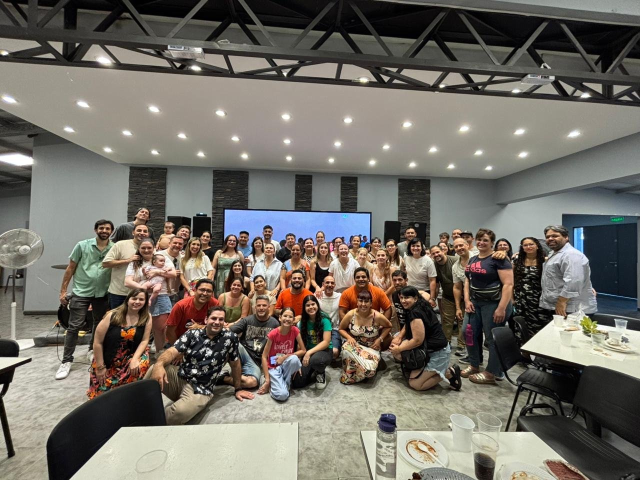 Pareja caminando tomada de la mano